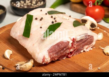 Viande de dos d'agneau désossée. Produits de boucherie. Viande de filet de dos d'agneau sur fond de pierre. nom local kuzu karski Banque D'Images