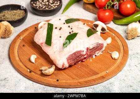 Viande de dos d'agneau désossée. Produits de boucherie. Viande de filet de dos d'agneau sur fond de pierre. nom local kuzu karski Banque D'Images