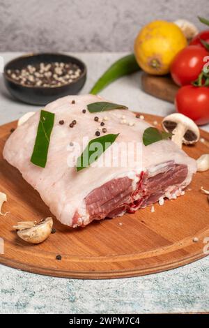 Viande de dos d'agneau désossée. Produits de boucherie. Viande de filet de dos d'agneau sur fond de pierre. nom local kuzu karski Banque D'Images