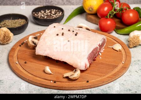 Viande de dos d'agneau désossée. Produits de boucherie. Viande de filet de dos d'agneau sur fond de pierre. nom local kuzu karski Banque D'Images