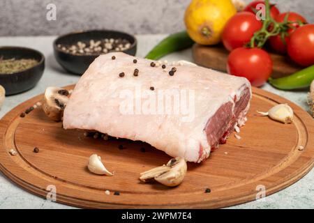 Viande de dos d'agneau désossée. Produits de boucherie. Viande de filet de dos d'agneau sur fond de pierre. nom local kuzu karski Banque D'Images