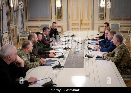 Kiev, Ukraine. 07 mars 2024. Le président ukrainien Volodymyr Zelenskyy, à gauche, et sa délégation tiennent une réunion bilatérale avec le ministre britannique de la Défense Grant Shapps, à droite, au Palais Mariinsky, le 7 mars 2024 à Kiev, en Ukraine. Crédit : Présidence ukrainienne/Bureau de presse présidentiel ukrainien/Alamy Live News Banque D'Images