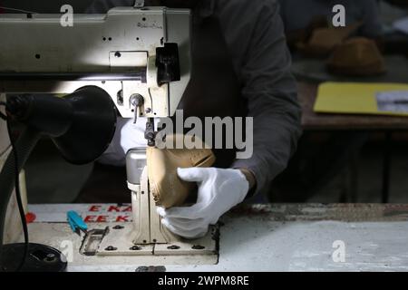 un fabricant de chaussures faisant les chaussures formelles en cuir Banque D'Images