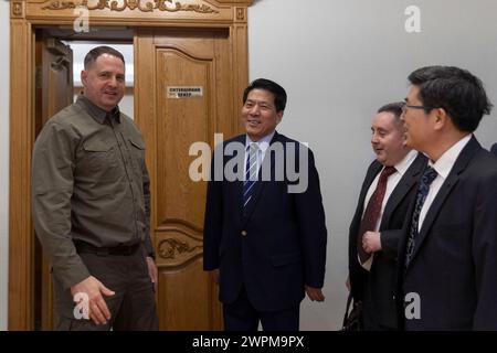 Kiev, Ukraine. 07 mars 2024. Le chef d'état-major présidentiel ukrainien Andriy Yermak, à gauche, avant une réunion avec Li hui, Représentant spécial du gouvernement chinois pour les affaires eurasiennes, au centre, le 7 mars 2024 à Kiev, Ukraine. Crédit : Présidence ukrainienne/Bureau de presse présidentiel ukrainien/Alamy Live News Banque D'Images