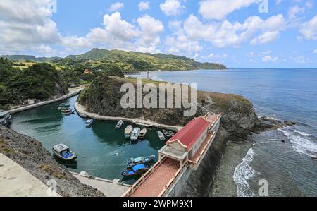 Batan, Philippines. 8 mars 2024 : Mahatao Shelter Port abrite des patrouilleurs à Batanes, les îles les plus septentrionales du pays, la plus proche étant à 142 km du point le plus méridional de Taiwan. PH Navy renforce la présence de troupes dans des îles stratégiquement situées avec 119 nouveaux réservistes + 76 recrues en formation, un déploiement désagréable pour Pékin accusant Manille de jouer avec le feu. En 2023, le Pres Marcos a autorisé l'accès américain à 4 autres bases militaires philippines (EDCA), dont 3 font face à Taiwan. PH et les militaires américains conduiront l'exercice naval Balikatan 2024 à Batanes.crédit : Kevin Izorce/Alamy Live News Banque D'Images