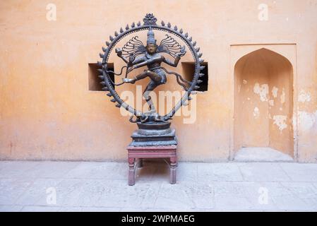 Jaipur, Inde 16 février 2024 Shiva Nataraja (Seigneur de la danse - Dieu hindou Shiva dans sa forme de danseur cosmique, représenté en métal Banque D'Images