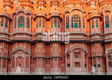 Jaipur, Inde, 16 février 2024. Hawa Mahal est un palais construit en grès rouge et rose avec un extérieur inspiré par le nid d'abeille et le treillis complexe Banque D'Images