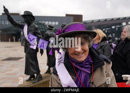 Les militantes pour les femmes contre l'inégalité des pensions de l'État (Waspis) se rassemblent devant la statue de la militante politique Mary Barbour, la femme qui a dirigé les grèves de loyer pendant la première Guerre mondiale, à Govan, Glasgow, pour marquer la Journée internationale de la femme. Date de la photo : vendredi 18 août 2023. Banque D'Images