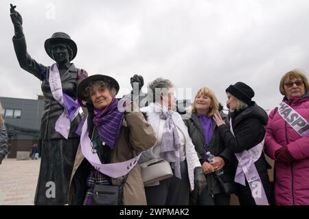 Les militantes pour les femmes contre l'inégalité des pensions de l'État (Waspis) se rassemblent devant la statue de la militante politique Mary Barbour, la femme qui a dirigé les grèves de loyer pendant la première Guerre mondiale, à Govan, Glasgow, pour marquer la Journée internationale de la femme. Date de la photo : vendredi 18 août 2023. Banque D'Images