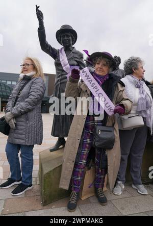 Les militantes pour les femmes contre l'inégalité des pensions de l'État (Waspis) se rassemblent devant la statue de la militante politique Mary Barbour, la femme qui a dirigé les grèves de loyer pendant la première Guerre mondiale, à Govan, Glasgow, pour marquer la Journée internationale de la femme. Date de la photo : vendredi 18 août 2023. Banque D'Images