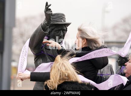 Les militantes pour les femmes contre l'inégalité des pensions de l'État (Waspis) se rassemblent devant la statue de la militante politique Mary Barbour, la femme qui a dirigé les grèves de loyer pendant la première Guerre mondiale, à Govan, Glasgow, pour marquer la Journée internationale de la femme. Date de la photo : vendredi 18 août 2023. Banque D'Images