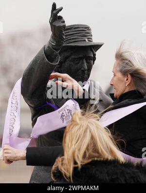 Les militantes pour les femmes contre l'inégalité des pensions de l'État (Waspis) se rassemblent devant la statue de la militante politique Mary Barbour, la femme qui a dirigé les grèves de loyer pendant la première Guerre mondiale, à Govan, Glasgow, pour marquer la Journée internationale de la femme. Date de la photo : vendredi 18 août 2023. Banque D'Images