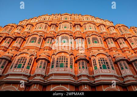 Jaipur, Inde, 16 février 2024. Hawa Mahal est un palais construit en grès rouge et rose avec un extérieur inspiré par le nid d'abeille et le treillis complexe Banque D'Images