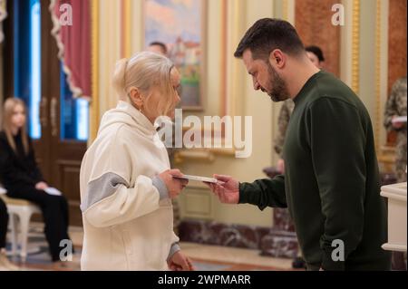 Kiev, Ukraine. 07 mars 2024. Le président ukrainien Volodymyr Zelenskyy, à droite, remet à un membre de la famille d'un soldat tombé au combat des certificats d'appartement lors d'une cérémonie dans la salle de remise des prix du Palais Mariinsky, le 7 mars 2024 à Kiev, en Ukraine. Crédit : Présidence ukrainienne/Bureau de presse présidentiel ukrainien/Alamy Live News Banque D'Images