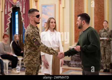 Kiev, Ukraine. 07 mars 2024. Le président ukrainien Volodymyr Zelenskyy, à droite, présente à un soldat héros des certificats d’appartement lors d’une cérémonie dans la salle des prix du Palais Mariinsky, le 7 mars 2024 à Kiev, en Ukraine. Crédit : Présidence ukrainienne/Bureau de presse présidentiel ukrainien/Alamy Live News Banque D'Images