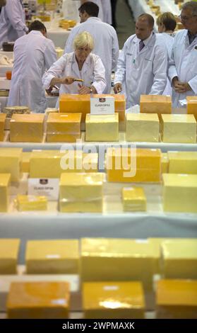 26/06/16 il faut plus de 250 juges pour se frayer un chemin à travers plus de 5 000 fromages présentés lors des International Cheese Awards annuels, Being Banque D'Images