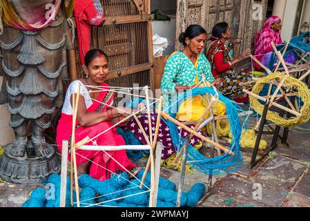 Jaipur, Rajasthan Inde 16 février 2024 femmes indiennes filant du fil et travaillant dans une usine de tapis traditionnelle Banque D'Images