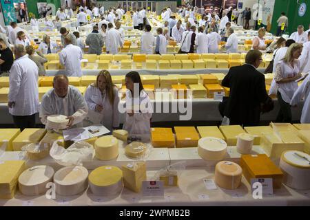 26/06/16 il faut plus de 250 juges pour se frayer un chemin à travers plus de 5 000 fromages présentés lors des International Cheese Awards annuels, Being Banque D'Images