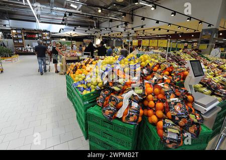 Supermercati e ipermercati, spesa alimentare/supermarchés et hypermarchés, épicerie, magasin Banque D'Images