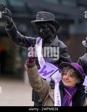 Les militantes pour les femmes contre l'inégalité des pensions de l'État (Waspis) se rassemblent devant la statue de la militante politique Mary Barbour, la femme qui a dirigé les grèves de loyer pendant la première Guerre mondiale, à Govan, Glasgow, pour marquer la Journée internationale de la femme. Date de la photo : vendredi 18 août 2023. Banque D'Images