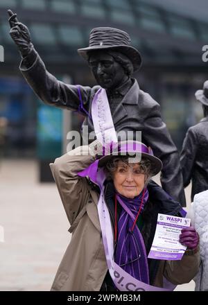 Les militantes pour les femmes contre l'inégalité des pensions de l'État (Waspis) se rassemblent devant la statue de la militante politique Mary Barbour, la femme qui a dirigé les grèves de loyer pendant la première Guerre mondiale, à Govan, Glasgow, pour marquer la Journée internationale de la femme. Date de la photo : vendredi 18 août 2023. Banque D'Images