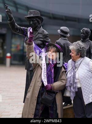 Les militantes pour les femmes contre l'inégalité des pensions de l'État (Waspis) se rassemblent devant la statue de la militante politique Mary Barbour, la femme qui a dirigé les grèves de loyer pendant la première Guerre mondiale, à Govan, Glasgow, pour marquer la Journée internationale de la femme. Date de la photo : vendredi 18 août 2023. Banque D'Images