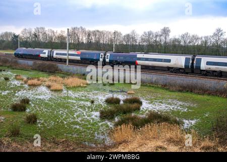 Train inclinable Avanti Pendolino vu ici à Winwick sur la ligne principale de la côte ouest. Banque D'Images