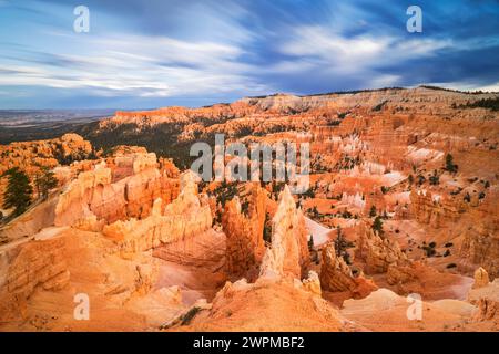 Une longue exposition capture le magnifique paysage dans le parc national de Bryce Canyon lors d'un lever de soleil d'été, Utah, États-Unis d'Amérique, Amérique du Nord Banque D'Images