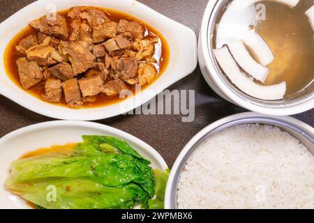 vue de dessus riz de poitrine de bœuf cinq épices et soupe de poulet à la noix de coco avec champignons à composition horizontale Banque D'Images