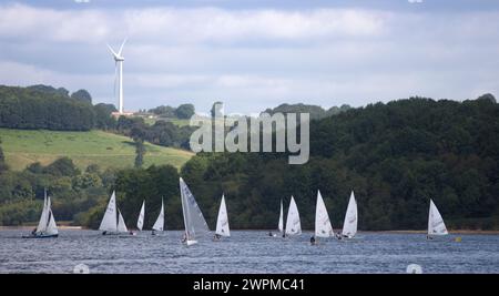 29/08/16 les bateaux à voile profitent d'une douce brise de lundi de vacances bancaires alors qu'ils courent sur l'eau de Carsington, près d'Ashbourne dans le Derbyshire. Tous droits réservés Banque D'Images