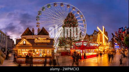 Vue de la grande roue et marché de Noël sur Old Market Square au crépuscule, Nottingham, Nottinghamshire, Angleterre, Royaume-Uni, Europe Copyright : Frankx Banque D'Images