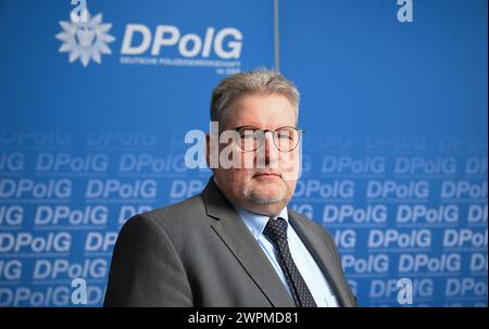 Stuttgart, Allemagne. 08 mars 2024. Ralf Kusterer, président du syndicat allemand de la police du Bade-Württemberg, au siège du syndicat à Stuttgart. Crédit : Bernd Weißbrod/dpa/Alamy Live News Banque D'Images