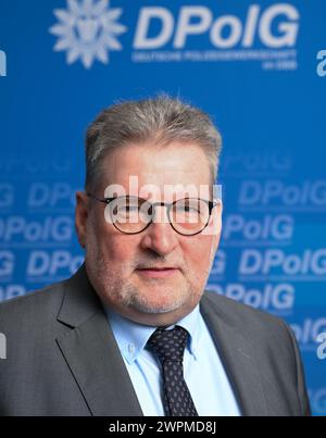 Stuttgart, Allemagne. 08 mars 2024. Ralf Kusterer, président du syndicat allemand de la police du Bade-Württemberg, au siège du syndicat à Stuttgart. Crédit : Bernd Weißbrod/dpa/Alamy Live News Banque D'Images