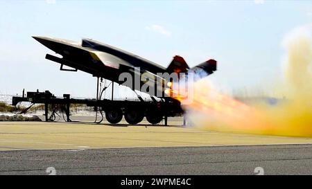 Valparaiso, États-Unis. 27 février 2024. Un Valkyrie XQ-58A du corps des Marines des États-Unis, un véhicule aérien sans pilote furtif tactique hautement autonome, est lancé depuis le lanceur mobile de la base aérienne d'Eglin, le 27 février 2023 à Valparaiso, en Floride. Le XQ-58A Valkyrie est conçu pour escorter les avions de chasse habités pendant les missions de combat. Credit : Matthew Veasley/U.S Marines/Alamy Live News Banque D'Images