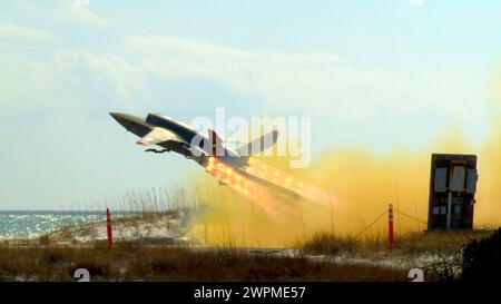 Valparaiso, États-Unis. 27 février 2024. Un Valkyrie XQ-58A du corps des Marines des États-Unis, un véhicule aérien sans pilote furtif tactique hautement autonome, est lancé depuis le lanceur mobile de la base aérienne d'Eglin, le 27 février 2023 à Valparaiso, en Floride. Le XQ-58A Valkyrie est conçu pour escorter les avions de chasse habités pendant les missions de combat. Credit : Matthew Veasley/U.S Marines/Alamy Live News Banque D'Images