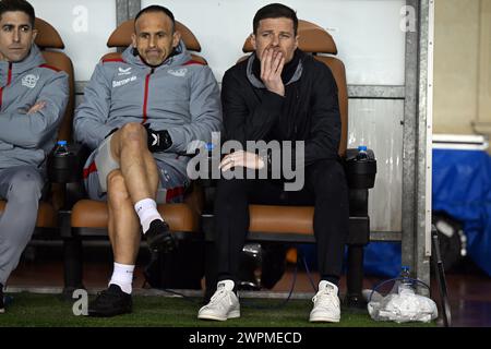 Bakou, Azerbaïdjan. 07 mars 2024. Football : Europa League, FK Karabakh Agdam - Bayer Leverkusen, éliminatoires, 16e manche, au stade Tofiq Bahramov. L’entraîneur de Leverkusen Xabi Alonso (à droite) et l’entraîneur adjoint Sebastian Parrilla (à gauche) sont assis sur le banc. Crédit : Federico Gambarini/dpa/Alamy Live News Banque D'Images
