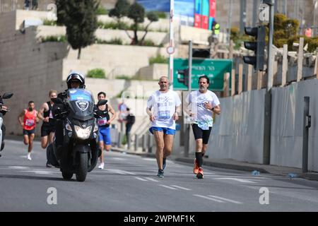 Jérusalem, Israël. 08 mars 2024. Les coureurs participent au Marathon international de Jérusalem. Les gens participent au 13e Marathon international annuel de Jérusalem à Jérusalem. Cette année, de nombreux participants portaient des chemises et couraient avec des pancartes sensibilisant aux otages enlevés le 7 octobre par le Hamas et toujours détenus à Gaza. Elle a été organisée en hommage aux Forces de défense israéliennes « IDF » et aux forces de sécurité, dans le cadre de la guerre en cours avec le Hamas à Gaza. Crédit : SOPA images Limited/Alamy Live News Banque D'Images