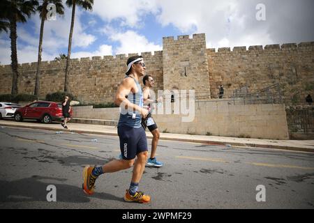 Jérusalem, Israël. 08 mars 2024. Les coureurs participent au Marathon international de Jérusalem. Les gens participent au 13e Marathon international annuel de Jérusalem à Jérusalem. Cette année, de nombreux participants portaient des chemises et couraient avec des pancartes sensibilisant aux otages enlevés le 7 octobre par le Hamas et toujours détenus à Gaza. Elle a été organisée en hommage aux Forces de défense israéliennes « IDF » et aux forces de sécurité, dans le cadre de la guerre en cours avec le Hamas à Gaza. Crédit : SOPA images Limited/Alamy Live News Banque D'Images