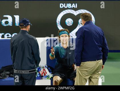 Andrey Rublev étant informé par le superviseur de l'ATP qu'il a été mis en défaut pour avoir utilisé un langage abusif envers un linesperson au Dubai Duty Free Tennis Championships, Dubai, U.A.E. Banque D'Images