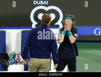 Andrey Rublev étant informé par le superviseur de l'ATP qu'il a été mis en défaut pour avoir utilisé un langage abusif envers un linesperson au Dubai Duty Free Tennis Championships, Dubai, U.A.E. Banque D'Images