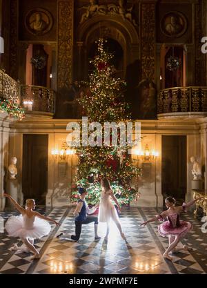 04/11/16 Commission Mcc0073519 assigné G/d : Alice Rathbone (23), Benjamin Jones (15), Daisy Edwards (19) et Daisy Kerry (17). Les ballerines posent pour p Banque D'Images