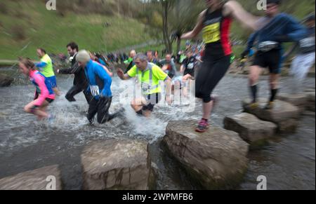 06/11/16 ***AVEC VIDÉO*** malgré les températures qui montent à peine au-dessus du point de congélation, environ 1 400 coureurs fous ont relevé le défi de cross-country d'un quatre Banque D'Images