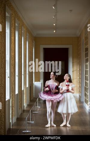 04/11/16 Commission Mcc0073519 assigné l/R : Alice Rathbone (23) et Daisy Edwards (19) regardent autour de la maison avec une maquette du casse-noisette Prince. Banque D'Images