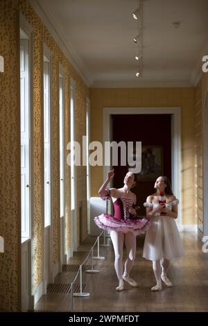 04/11/16 Commission Mcc0073519 assigné l/R : Alice Rathbone (23) et Daisy Edwards (19) regardent autour de la maison avec une maquette du casse-noisette Prince. Banque D'Images