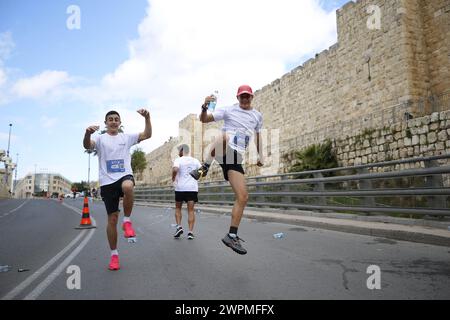 Jérusalem, Israël. 08 mars 2024. Les coureurs participent au Marathon international de Jérusalem. Les gens participent au 13e Marathon international annuel de Jérusalem à Jérusalem. Cette année, de nombreux participants portaient des chemises et couraient avec des pancartes sensibilisant aux otages enlevés le 7 octobre par le Hamas et toujours détenus à Gaza. Elle a été organisée en hommage aux Forces de défense israéliennes « IDF » et aux forces de sécurité, dans le cadre de la guerre en cours avec le Hamas à Gaza. (Photo de Saeed QAC/SOPA images/SIPA USA) crédit : SIPA USA/Alamy Live News Banque D'Images