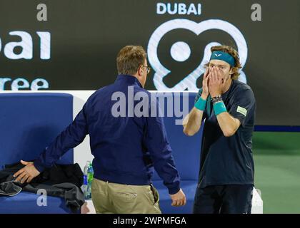 Andrey Rublev étant informé par le superviseur ATP qu'il a été mis en défaut pour avoir utilisé un langage abusif envers un linesperson au Dubai Duty Free Banque D'Images