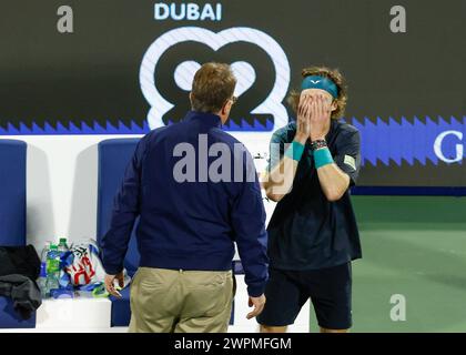 Andrey Rublev étant informé par le superviseur ATP qu'il a été mis en défaut pour avoir utilisé un langage abusif envers un linesperson au Dubai Duty Free Banque D'Images