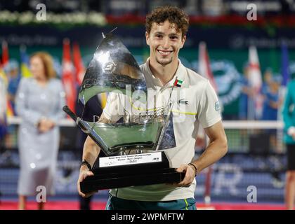 Ugo Humbert tenant le trophée des vainqueurs aux Championnats de tennis Duty Free de Dubaï 2024, Dubaï, U.A.E. Banque D'Images