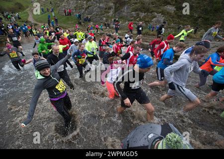 06/11/16 ***AVEC VIDÉO*** malgré les températures qui montent à peine au-dessus du point de congélation, environ 1 400 coureurs fous ont relevé le défi de cross-country d'un quatre Banque D'Images