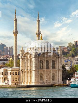 Vue depuis le détroit du Bosphore surplombant la mosquée Ortakoy, ou Ortakoy Camii, alias Buyuk Mecidiye Camii, situé au bord de l'eau de la place du quai Ortakoy, Istanbul, Turquie Banque D'Images
